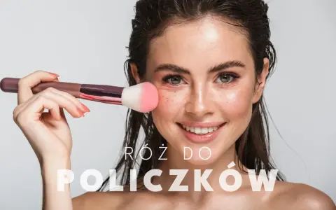 Uśmiechnięta kobieta nakłada pędzelkiem róż do policzków. To najlepszy roz dla Twojej cery!