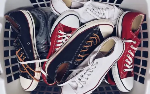 Kosz z butami Converse: czarne, białe i czerwone. Idealne do prania w pralce, by znów były jak nowe.