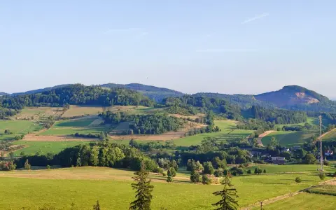 Krajobraz krainy wygasłych wulkanów zachwyca zielonymi wzgórzami, polami i lasami. Atrakcje przyrodnicze czekają na odkrycie.