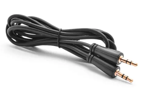 Czarny kabel aux z dwoma wtykami jack 3.5mm. Idealny do podłączenia telefonu do głośników, by cieszyć się muzyką.