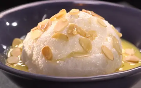 Un nuage aérien d'oeufs à la neige, parsemé d'amandes effilées, baignant dans une crème anglaise onctueuse.