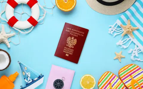 Paszport polski, koło ratunkowe, kapelusz, klapki i inne akcesoria plażowe. Warto pamiętać, ile ważny jest paszport, by podróżować bez przeszkód.
