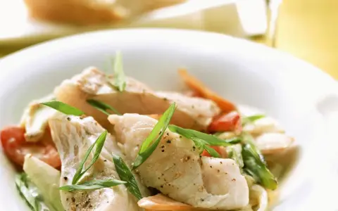 Zarte Fischstücke mit Gemüse in cremiger Sauce, ein köstliches Fischpfanne Rezept.