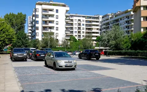 Nowoczesne osiedle w Warszawie, parking z samochodami. Zastanawiasz się, ile kosztuje kawalerka w Warszawie?