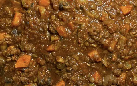 Un saporito ragù di lenticchie con carote e funghi, un piatto ricco e confortante.