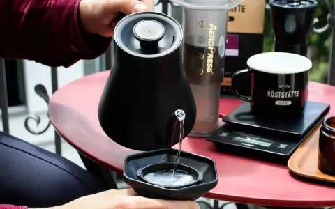 Wasser wird in den Aeropress gegossen, ein Schritt in der Aeropress Anleitung für perfekten Kaffee.