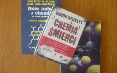 Książki "Chemia śmierci" Simona Becketta i "Zbiór zadań z chemii" obok podręcznika "Chemia 1". Kolejność czytania kryminałów Davida Huntera?