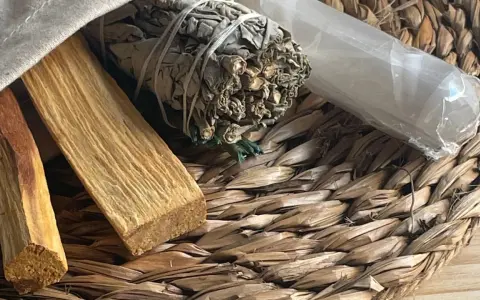 Palosanto, salvia y cristal para rituales de limpieza.