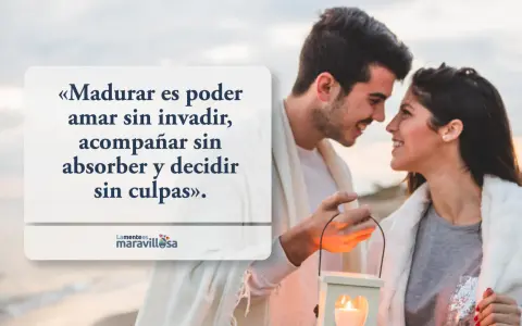Pareja sonriente en la playa, con una cita sobre frases de humanidad y respeto: "Madurar es poder amar sin invadir, acompañar sin absorber y decidir sin culpas".