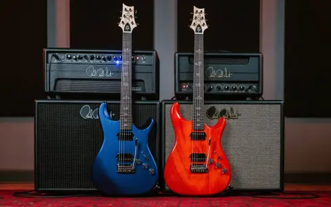 Dwie gitary, niebieska i pomarańczowa, stoją przed wzmacniaczami. Idealne guitar samples dla każdego muzyka.