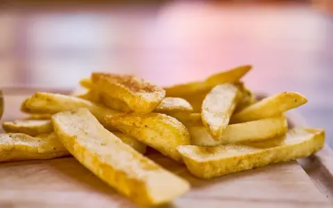 Jak odgrzać frytki w piekarniku? Chrupiące jak świeże!