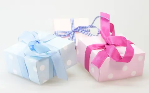 Cajas de regalo con lunares, envueltas en cintas rosas y azules. ¡Perfectas para ideas originales con chuches!