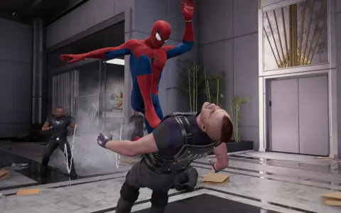 Spider-Man en acción, luchando contra enemigos en un lobby moderno. Una escena típica de los juegos de Spider-Man.