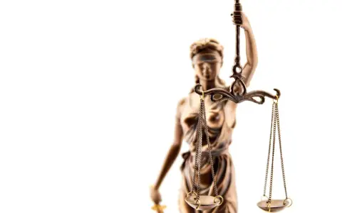Odmowa zeznań świadka: Twoje prawa w sądzie kiedy możesz milczeć?