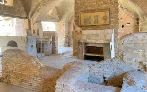 Antike Küche in Ostia Antica mit Backofen, Kamin und Wandmalerei.
