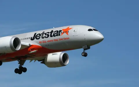 Samolot Jetstar z wysuniętym podwoziem, gotowy do lądowania. Nawet przy silnym wietrze samolot nie wystartuje, jeśli warunki są niebezpieczne.