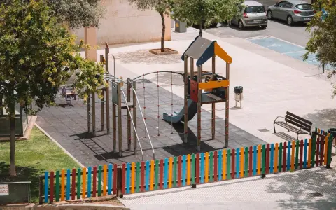 Jak zaprojektować plac zabaw dla dzieci, który będzie służył przez lata? Najważniejsze elementy i normy bezpieczeństwa