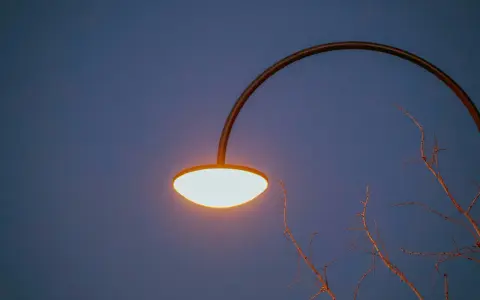 Lampy uliczne solarne – nowoczesne rozwiązanie dla oszczędnych i ekologicznych miast