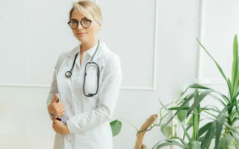Fartuch medyczny a laboratoryjny: jakie są różnice?