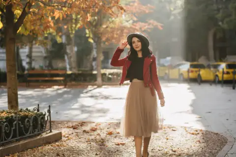 Beżowa spódnica: 50+ stylizacji na każdą okazję i porę roku