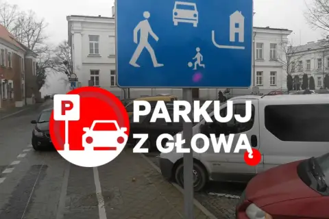 Strefa zamieszkania, brak wyznaczonych miejsc do parkowania. Znak "Parkuj z głową" przypomina o ostrożności.