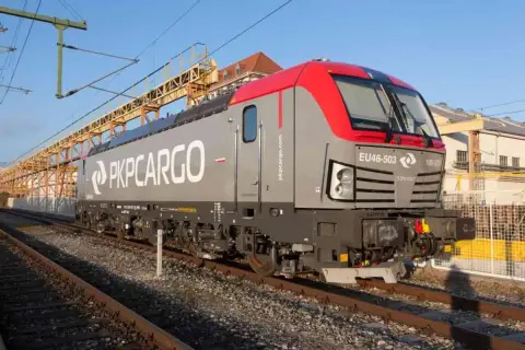 Nowoczesne lokomotywy PKP Cargo EU46-503 na torach, gotowe do transportu towarów.