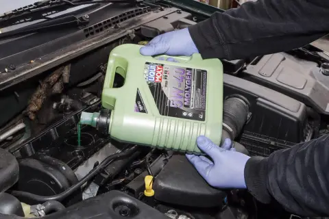 Wlewanie oleju Liqui Moly 5W-40 Molygen do silnika. Dobierz olej do swojego auta!