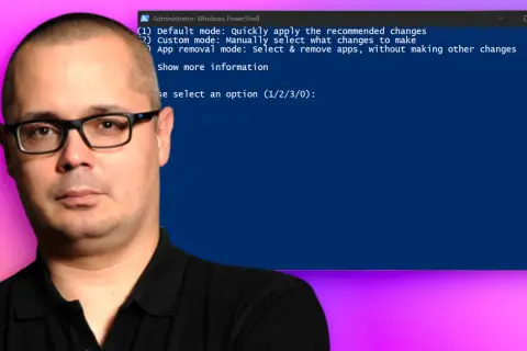 Mann mit Brille vor PowerShell-Fenster, das Optionen für einen Windows 11 Debloater anzeigt.