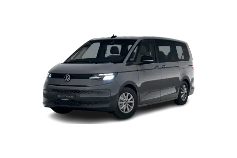 Szary Volkswagen Multivan T7 z włączonymi światłami, gotowy na podróż.