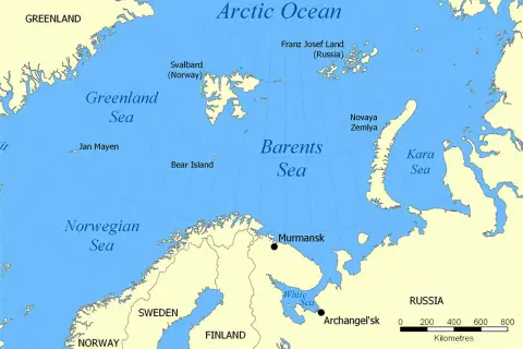 Mapa północnej Europy i Arktyki z zaznaczonym Morzem Norweskim, Morzem Grenlandzkim, Morzem Barentsa i Morzem Karskim. Widoczne Grenlandia, Svalbard, Nowa Ziemia, Rosja, Norwegia, Szwecja i Finlandia.