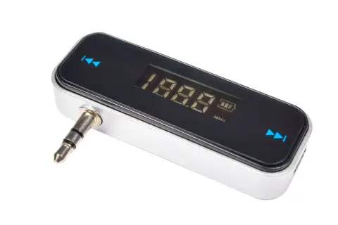 Transmiter FM z wyświetlaczem 188.9 MHz. Aby ustawić transmiter żeby nie szumiał, wybierz wolną częstotliwość.