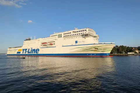Ogromny prom "Peter Pan" TT-Line, napędzany LNG, płynie po spokojnych wodach.