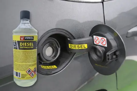 Butelka dodatku do oleju silnikowego diesel Venol Diesel Entfroster obok otwartego wlewu paliwa.