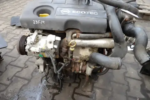 Silnik Opel Astra H z widocznym kompresorem klimatyzacji i oznaczeniem Ecotec.