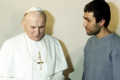 Jan Paweł II rozmawia z Ali Agcą. Spotkanie miało miejsce w więzieniu.