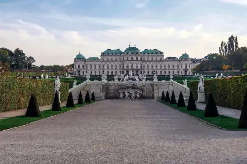 Wiedeń atrakcje za darmo: Pałac Belweder i jego barokowe ogrody ze rzeźbami i fontannami.