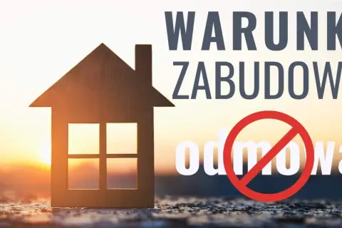 Drewniany domek na tle zachodu słońca. Napis "WARUNKI ZABUDOWY" i przekreślone słowo "odmowa". Kto wydaje warunki zabudowy?