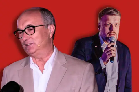 Kto ze starej gwardii PO blokuje awanse młodych działaczy KO w regionach? Dwóch polityków z mikrofonami na czerwonym tle.