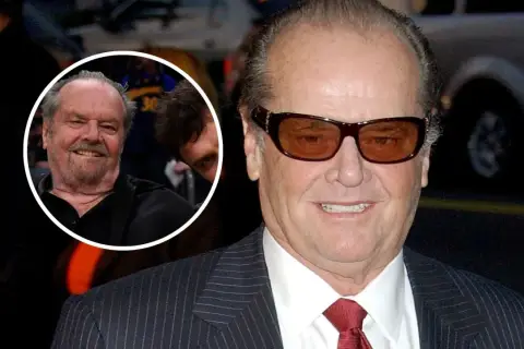 Jack Nicholson, z uśmiechem, jakby opowiadał dzieciom dowcip. W tle widać fragment jego twarzy z innego ujęcia.