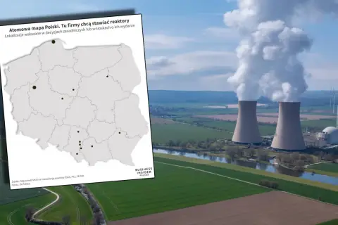Mapa Polski z zaznaczonymi lokalizacjami, gdzie firmy chcą budować reaktory atomowe. W tle widać chłodnie kominowe elektrowni.