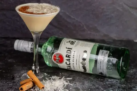Koktajl z rumem Bacardi, wiórkami kokosowymi i cynamonem. Idealny na letnie wieczory.