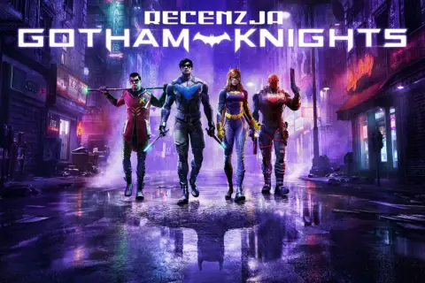 Czterech bohaterów, rycerze Gotham, w tym Robin, Nightwing, Batgirl i Red Hood, stoją na mokrej ulicy miasta nocą.