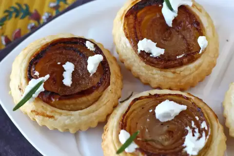 Deliciosas tartas tatin individuales con cebolla caramelizada, queso de cabra y romero.