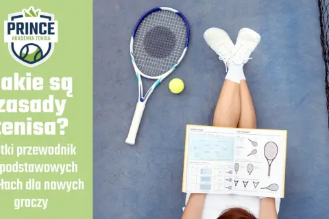 Na niebieskim korcie twardym leży rakieta tenisowa, piłka i podręcznik. Obok widać nogi w białych butach i skarpetkach.