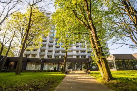 Sanatorium Perła Bałtyku, otoczone zielenią, zaprasza na wypoczynek. Sprawdź opinie i przekonaj się sam!