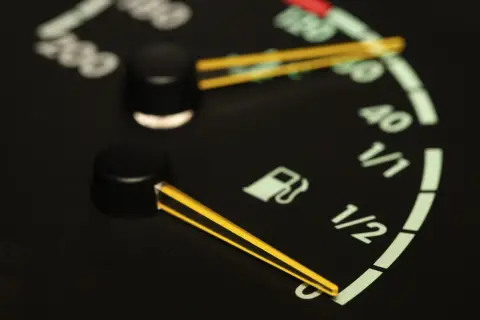 Indicador de combustible casi vacío. El consumo de combustible puede incrementarse cuando el tanque está bajo, ¡prepárate para repostar!