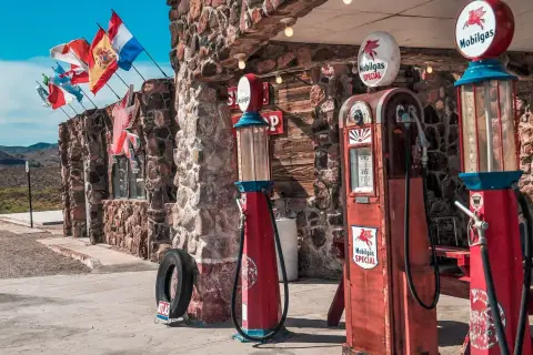 Stare dystrybutory paliwa Mobilgas i flagi przypominają o historycznych atrakcjach Route 66.