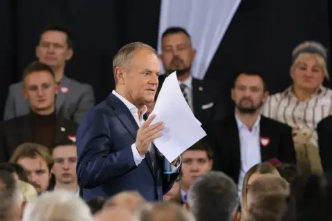 Donald Tusk przemawia, a jego doradcy analizują strategię walki z rosnącą Konfederacją.