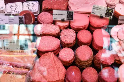Fleischtheke mit Wurst, Schinken und Pasteten. Ein Blick auf die Vielfalt, die den durchschnittlichen Fleischkonsum in Deutschland widerspiegelt.