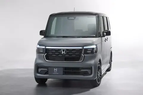 Szary Honda N Box Custom z czarnym dachem i przyciemnianymi felgami, prezentujący nowoczesny design.